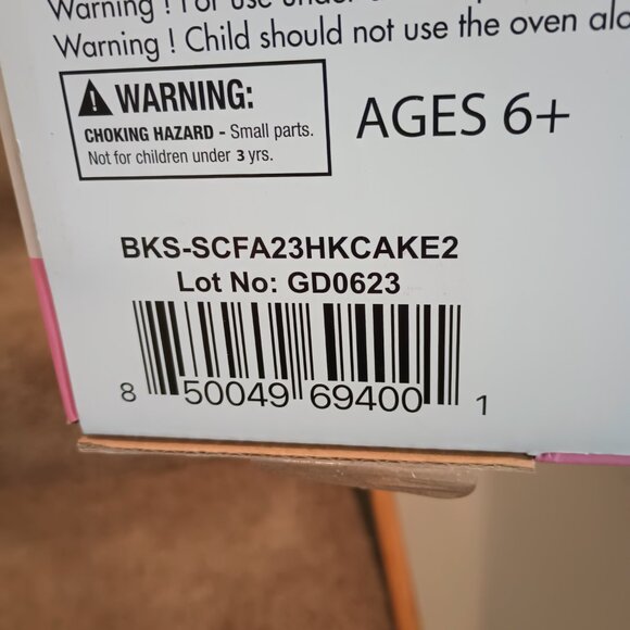 Handstand Kitchen Hello Kitty Deluxe Cake and Cupcake Baking Set (23 Pieces) - Picture 5 of 5